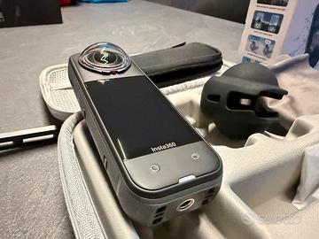 Insta360 X5 con accessori