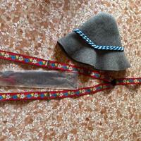 Cappello bavarese, bretelle e piuma originali