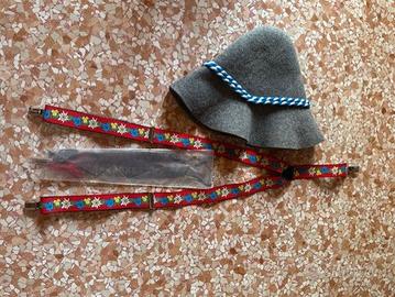 Cappello bavarese, bretelle e piuma originali