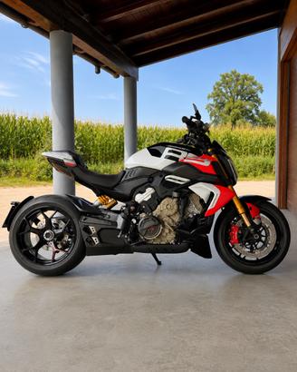 DIAVEL V4 RS