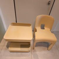 Sedia e tavolino della Kartell Joe Colombo 