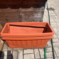 Vasi in plastica marroni