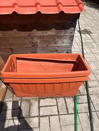 Vasi in plastica marroni