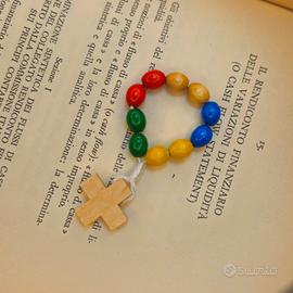 decina rosario color arcobaleno in legno d'ulivo