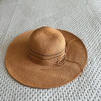 Cappello a falda in paglia