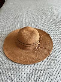 Cappello a falda in paglia