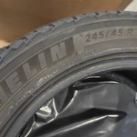 4 pneumatici invernali Michelin 245 45 R 18 usati