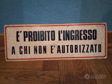 Cartello proibito l'ingresso 