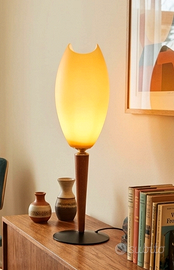 Lampada da tavolo in vetro e legno color ciliegio