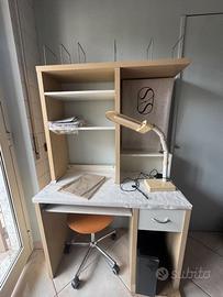 Scrivania con libreria/alzata in legno chiaro