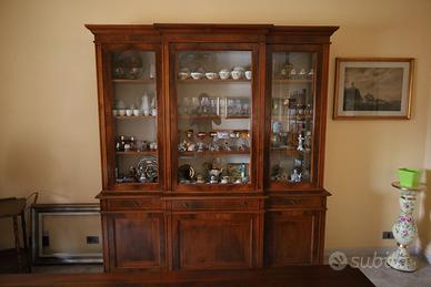Credenza con vetrina, tavolo e sedie