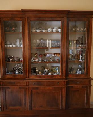 Credenza con vetrina, tavolo e sedie