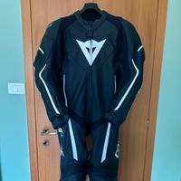 Tuta e stivali Dainese