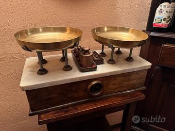 Bilancia antica a due piatti in ottone e marmo