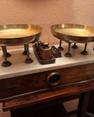 Bilancia antica a due piatti in ottone e marmo