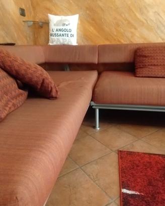 Divano in tessuto e metallo. 