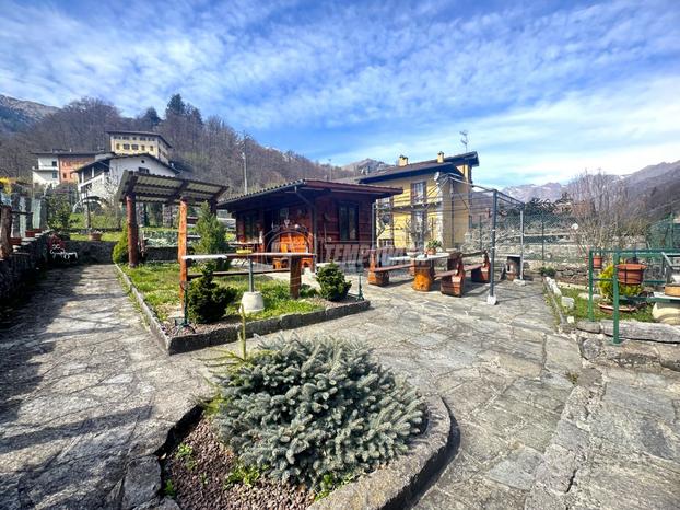 CASA LIBERA SU TRE LATI IN FRAZIONE PIANA A CAMPIG