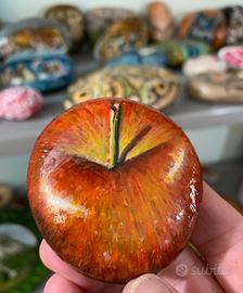 Sasso dipinto a mano-La mela