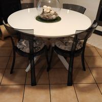 tavolo tondo con sedie 