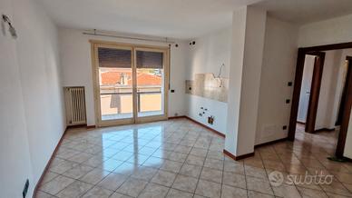 VICENZA (Anconetta) - Ampio MINI VUOTO con garage