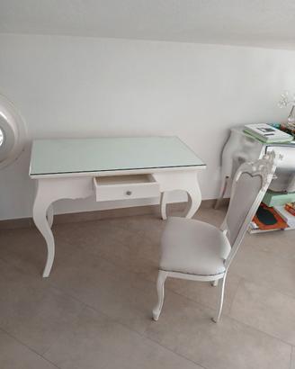 Scrivania e poltrona