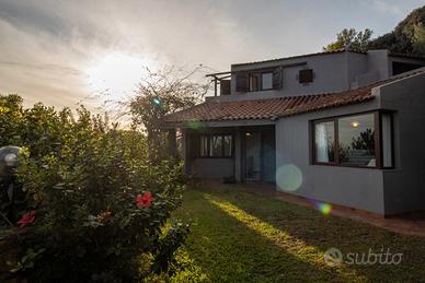 Chia panoramica villetta su due livelli, giardino