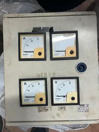 Quadro elettrico con voltometri e amperometri