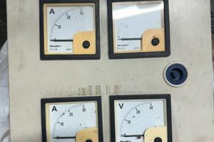 Quadro elettrico con voltometri e amperometri