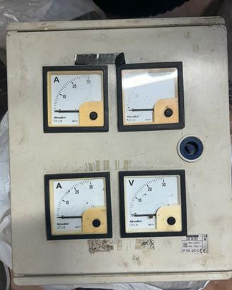 Quadro elettrico con voltometri e amperometri