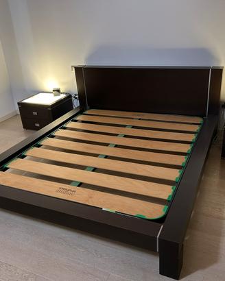 Letto matrimoniale marrone scuro