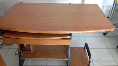 Scrivania attrezzata