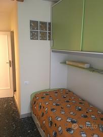 Cameretta letto singolo e armadio bambino