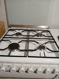 Fornello a gas, con forno annesso