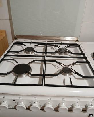 Fornello a gas, con forno annesso