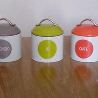 Barattoli in metallo colorati