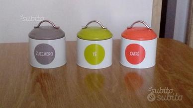 Barattoli in metallo colorati