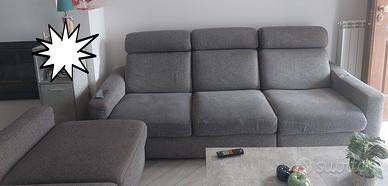 madia vetrinetta e divano.