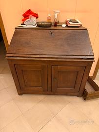 Mobile antico in legno massello con ribalta e ante