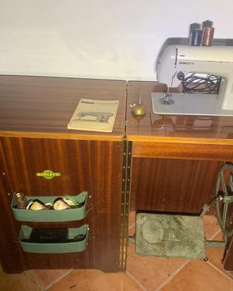 Macchina cucire vintage conservata