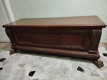 cassapanca di legno intagliata 