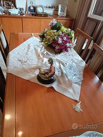 Tavolo in legno con sedie