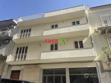 Locale commerciale con ampie vetrine su strada