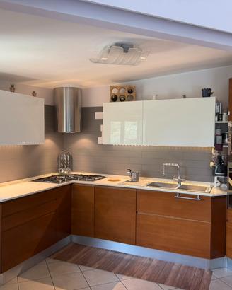 Cucina angolare in legno e okite completa