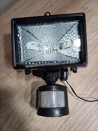 Proiettore alogeno con sensore di movimento