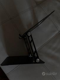 Porta tablet in ferro regolabile.