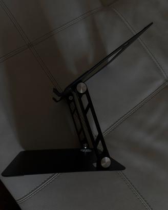 Porta tablet in ferro regolabile.