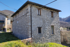 Casale antico parzialmente ristrutturato