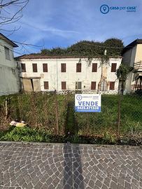 IN CENTRO, DA RISTRUTTURARE