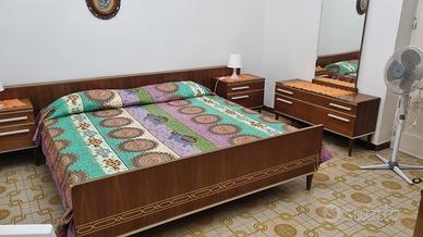 Camera da letto completa, con materassi e reti