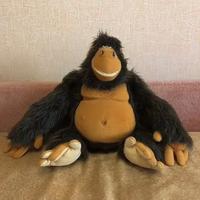 Scimmia di peluche morbida e pelosa